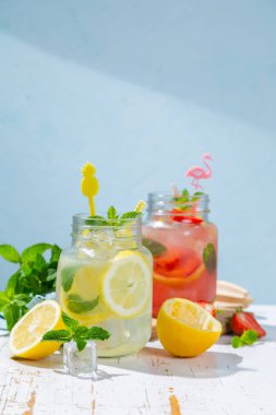 Yaz limonata cam kavanozlara yelpazesi