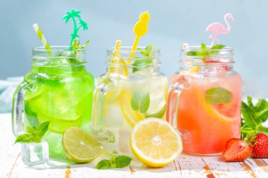 Yaz limonata cam kavanozlara yelpazesi