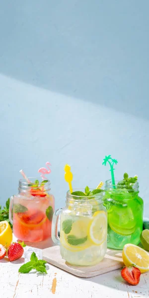 유리 항아리에 여름 lemonades의 선택 — 스톡 사진