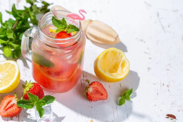 Sommer-Erdbeer-Limonade — Stockfoto