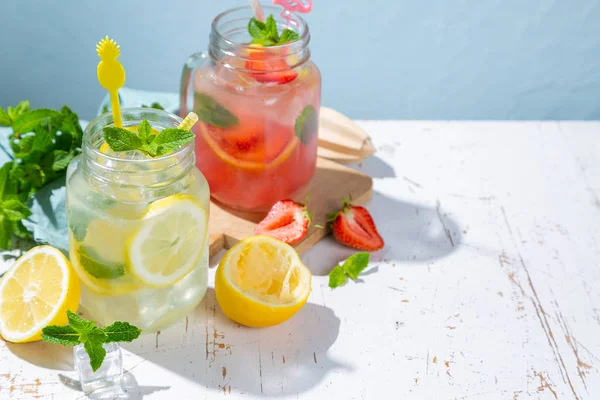 Selección de limonadas de verano en frascos de vidrio —  Fotos de Stock