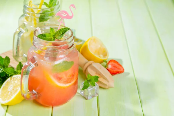 Summer strawberry lemonade — Stock Photo, Image