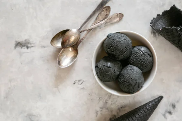 Aktif kömür dondurma koniler mermer zemin, kopya alanı ile