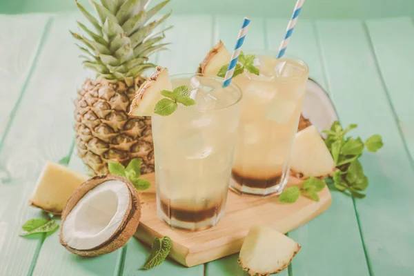 Cocktail de café de verão com coco e abacaxi — Fotografia de Stock
