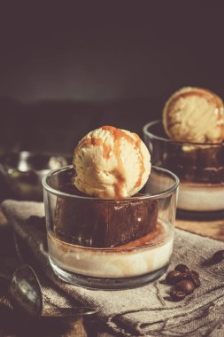 Tatlı likör, kahve buz küpleri ile dondurma