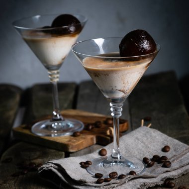 Tatlı likör, kahve buz küpleri ile dondurma