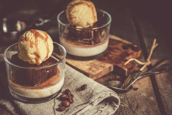 Десерт з лікером, кавовими кубиками льоду та морозивом — стокове фото