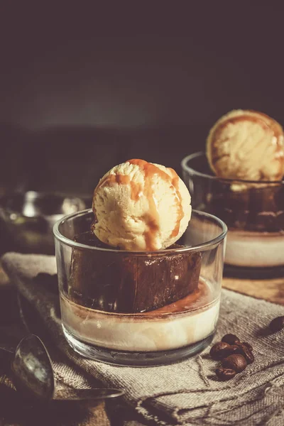 Tatlı likör, kahve buz küpleri ile dondurma