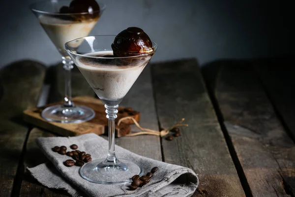 Likőr, kávé jégkocka és fagylalt desszert — Stock Fotó
