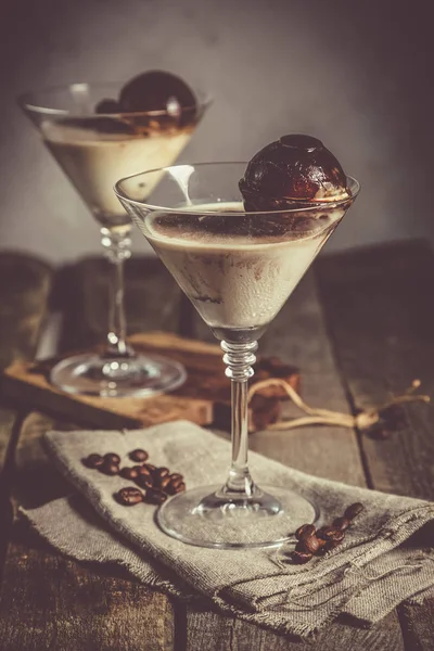 Tatlı likör, kahve buz küpleri ile dondurma