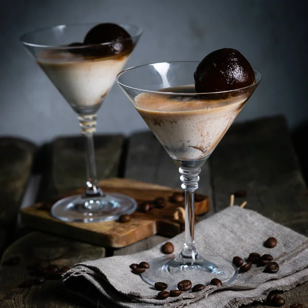 Tatlı likör, kahve buz küpleri ile dondurma