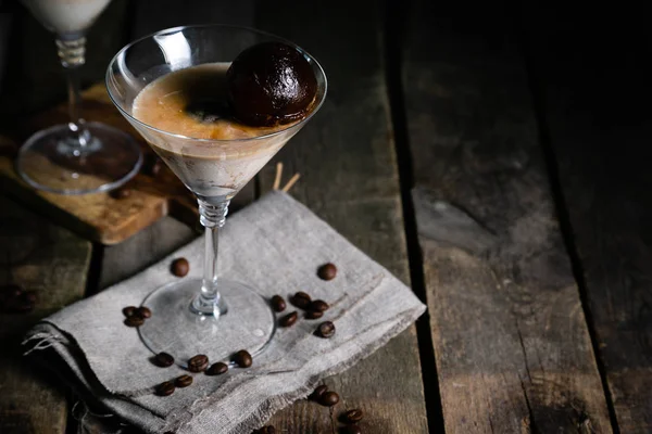 Tatlı likör, kahve buz küpleri ile dondurma