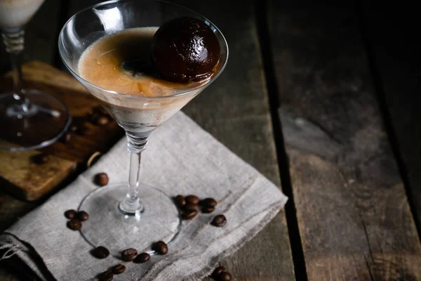 Tatlı likör, kahve buz küpleri ile dondurma