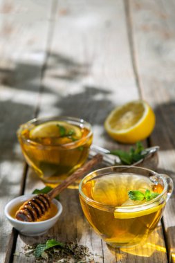 Yaz çay - yaprak tonları rustik ahşap zemin üzerine çay bardak - Bahçe