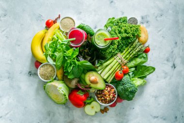 Alkali diyet kavramı - taze gıdalar rustik arka plan üzerinde kalp şeklinde