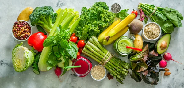 Concepto de dieta alcalina - alimentos frescos sobre fondo rústico — Foto de Stock