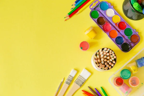 Концепция детского сада - художественные принадлежности и игрушки на ярком фоне — стоковое фото