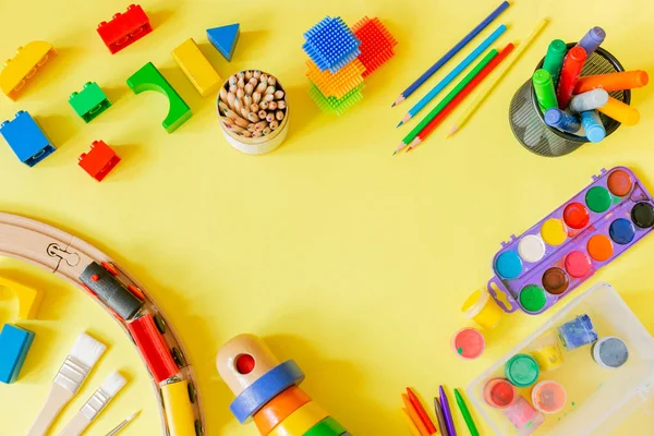 Conceito de creche - suprimentos de arte e brinquedos em fundo brilhante — Fotografia de Stock