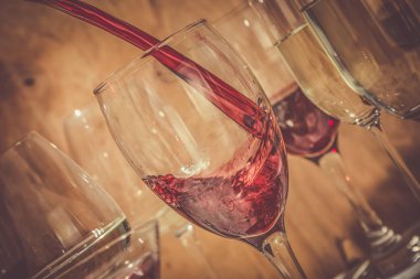 Şarap kavramı - cam ile mermer zemin üzerine farklı şarap tadımı