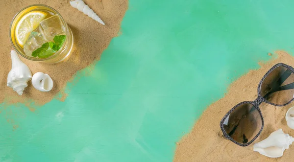 Summer concept - sand, drinks, glasses, shells — Stock Photo, Image