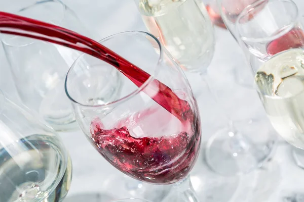 Vinprovning Koncept Hälla Vin Glas Rustika Bakgrund — Stockfoto