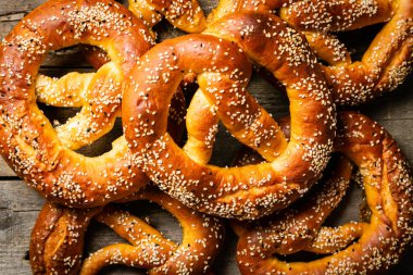 Oktoberfest kavramı - simit rustik ahşap zemin üzerine