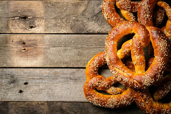 Conceito Oktoberfest - pretzels em fundo de madeira rústica — Fotografia de Stock