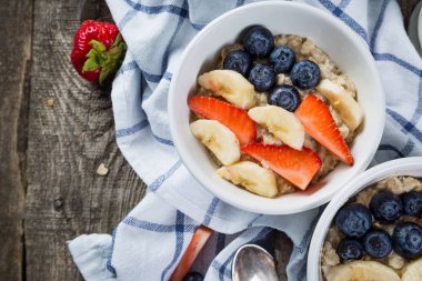 Bağımsızlık günü kahvaltı - çilek ve yaban mersini ile yulaf yemek