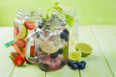 Bardaklarda renkli mojitoes seçimi