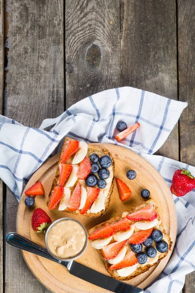 Завтрак в День независимости - тост с клубникой и черникой — стоковое фото