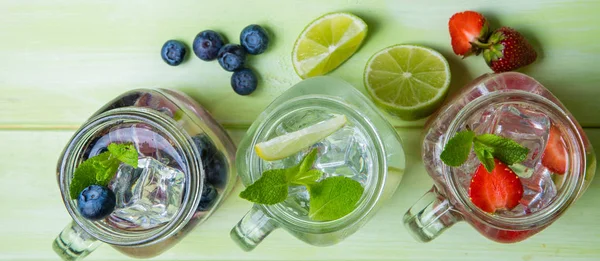 Sélection de moustiques colorés dans des verres — Photo