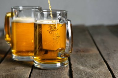 Bira gözlük rustik zemin üzerine dökülen