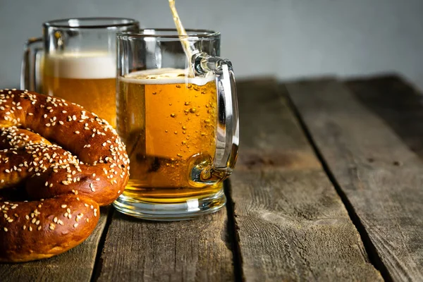 Conceito Oktoberfest Pretzels Cerveja Fundo Madeira Rústica Espaço Cópia — Fotografia de Stock