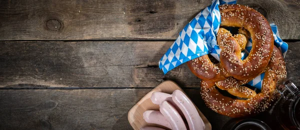 Conceito Oktoberfest - comida tradicional e cerveja em fundo rústico — Fotografia de Stock