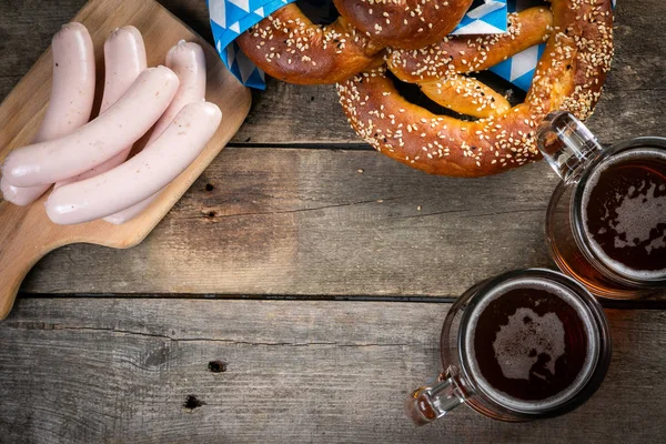 Conceito Oktoberfest - comida tradicional e cerveja em fundo rústico — Fotografia de Stock