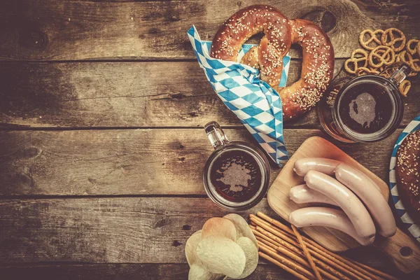 Conceito Oktoberfest - comida tradicional e cerveja em fundo rústico — Fotografia de Stock