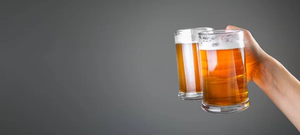 Concepto Oktoberfest - vasos de mano con cerveza — Foto de Stock