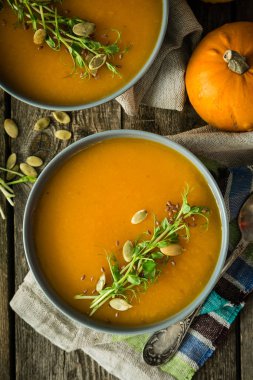 Bezelye mikro yeşil ve tohum kabak çorbası