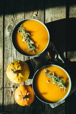 Bezelye mikro yeşil ve tohum kabak çorbası