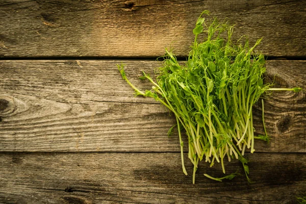 Горохова мікрозелень на сільському тлі, копіювання простору — стокове фото