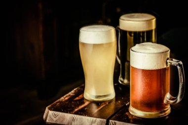 Bira gözlük pub arka planda farklı türde seçim