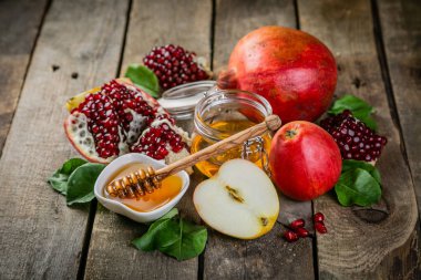Rosh hashana Yahudi tatil kavramı - elma, tatlım, nar, rustik ahşap arka plan