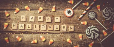 Cadılar Bayramı arka plan - şeker ve lolipop, payet, ahşap arka plan, üstten görünüm