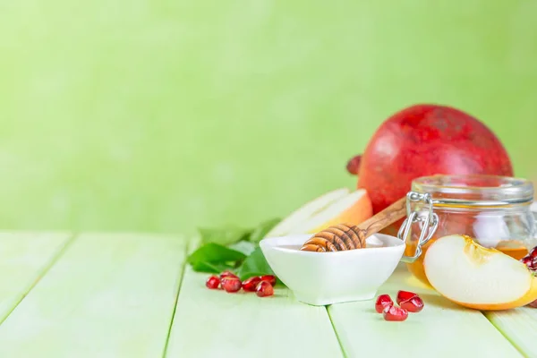 로 시 하 사 나 유대인 휴일 개념-사과, 꿀, 석류 — 스톡 사진