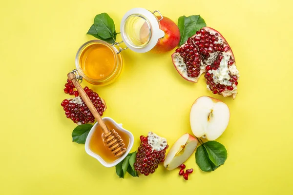 Koncepcja żydowskiego święta Rosh hashana - jabłka, miód, granat — Zdjęcie stockowe