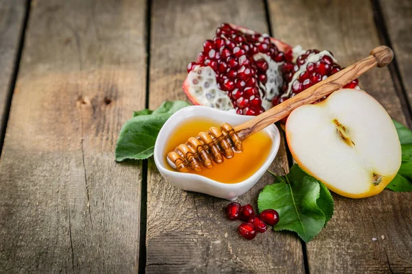 Концепція єврейського свята Rosh hashana - яблука, мед, гранат — стокове фото