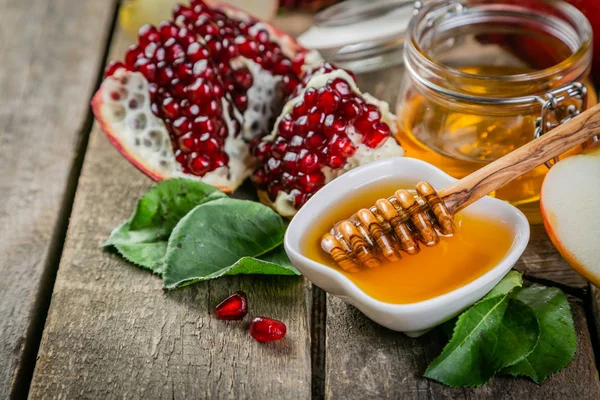 Rosh hashana jewish holiday concept - apples, honey, pomegranate — Stock Photo, Image