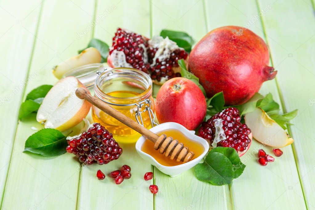 Rosh hashana jewish holiday concept - apples, honey, pomegranate