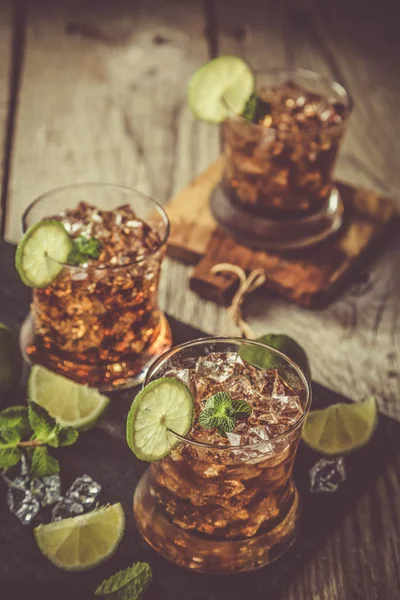 Rum en cola cocktail in glazen — Stockfoto