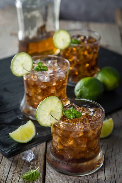 Cocktail di rum e cola in bicchieri — Foto Stock